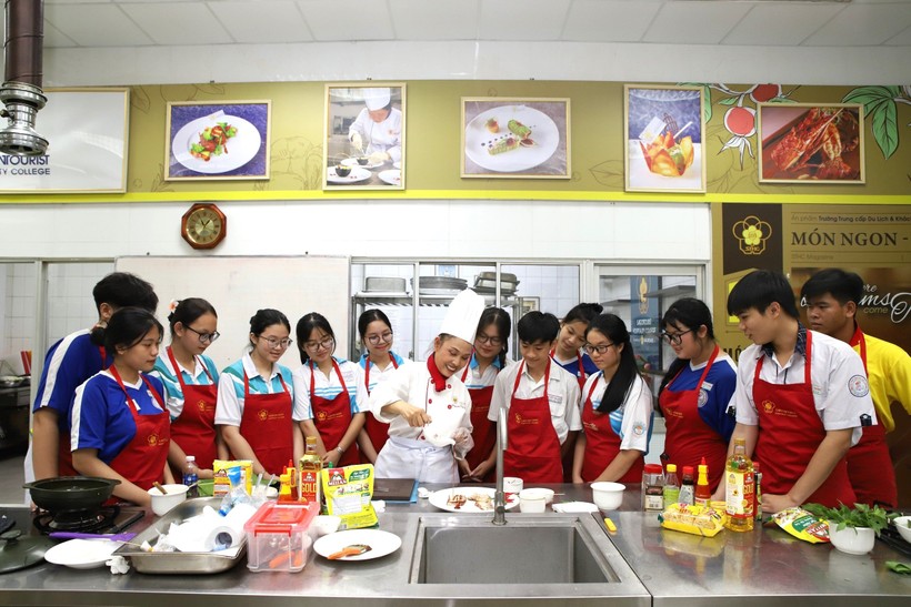 Tập huấn kỹ năng cho gần 400 học sinh tham gia Hội thi "Đầu bếp trẻ"